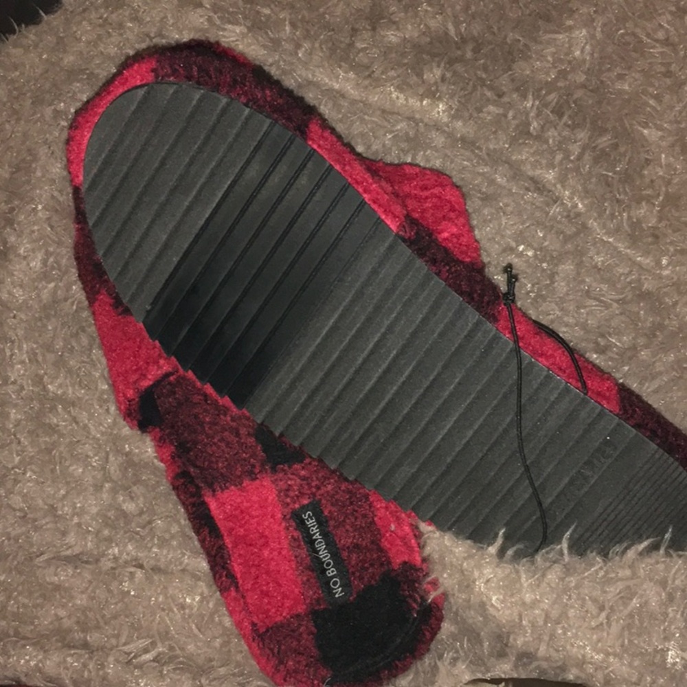 Men’s Slippers - Picture 2 of 3